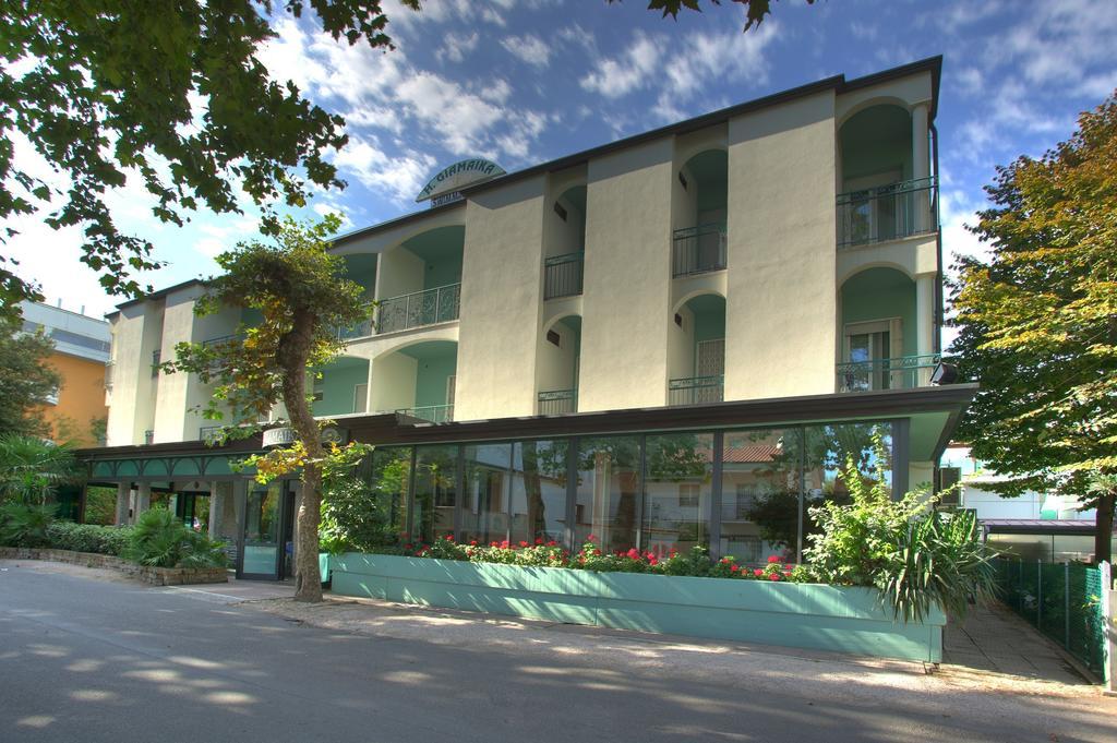 Hotel Giamaika Чезенатико Екстериор снимка