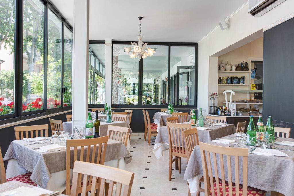 Hotel Giamaika Чезенатико Екстериор снимка
