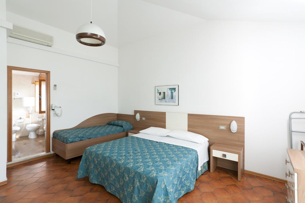 Hotel Giamaika Чезенатико Стая снимка