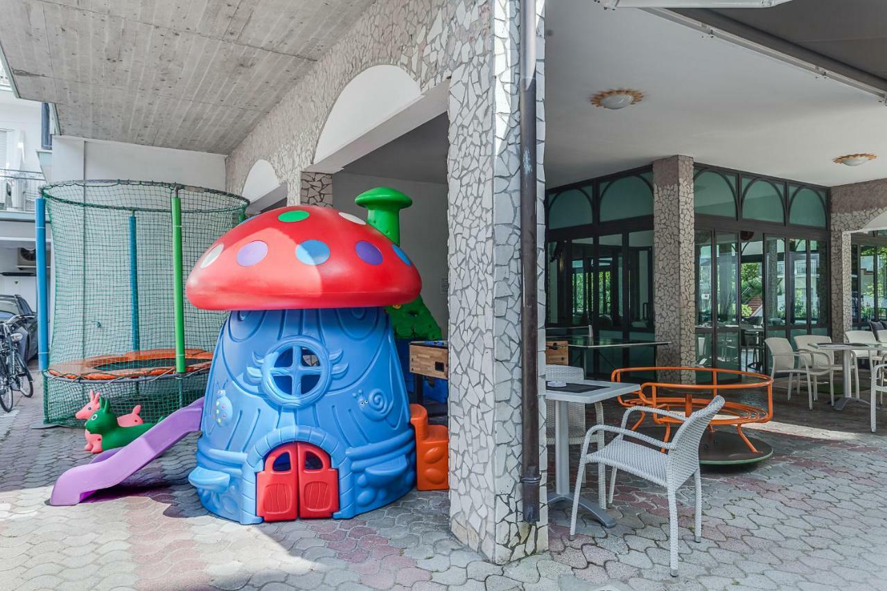Hotel Giamaika Чезенатико Екстериор снимка